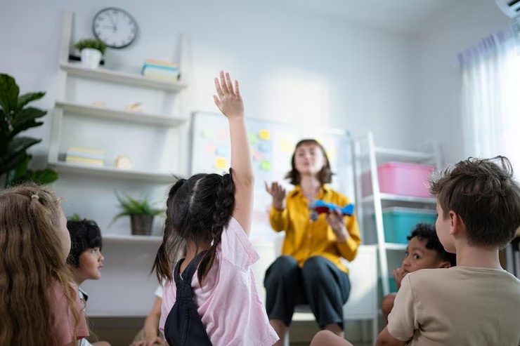 cara mendidik anak pemalu, strategi disiplin anak slow to burn, anak lambat beradaptasi, anak takut salah, tips parenting anak sensitif, pendekatan lembut dalam pengasuhan, pola asuh empatik, mendampingi anak slow to warm.
